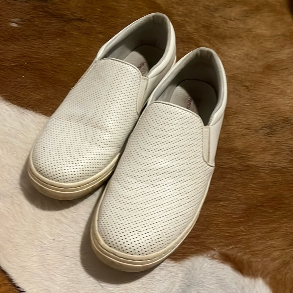 Memory foam, white sketchers